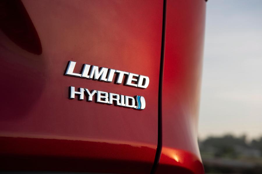 Логотип Toyota RAV4 Limited Hybrid 2018 года  (NA) (фото 28 из 40)